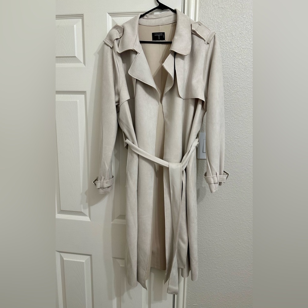 T Tahari ivory suede coat Size 1X/one size